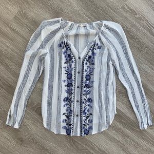 NWOT. Floral embroidered shirt from Buckle
